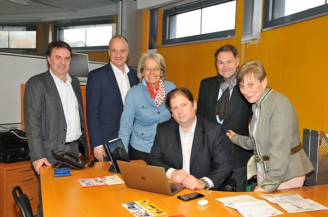 Landesrätin Petra Bohuslav und Wirtschaftsbund Landesgruppen-Obmann Wolfgang Ecker besuchten die Firma Heimdall Alarmsysteme GmbH im Wirtschaftspark Wienerwald in Wolfsgraben. Im Bild von links: Wirtschaftsbund Landesgruppen-Obmann Wolfgang Ecker, Christian Lautner, Landesrätin Petra Bohuslav, Unternehmer Michael Wammerl, Wolfgang Pettighofer und Bürgermeisterin Claudia Bock.