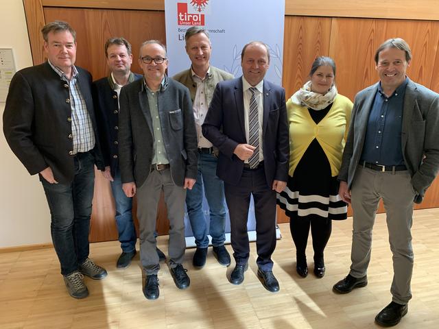 Das Zusammenspiel aller Kräfte bei der Bewältigung von Schadereignissen funktioniert, dankt LHStv Josef Geisler (3. von re.) Hubert Mühlmann von der Agrar Lienz, Otto Unterweger von der Wildbach- und Lawinenverbauung, Bezirksforstinspektor Hubert Sint, Landeforstdirektor Josef Fuchs, Bezirkshauptfrau Olga Reisner und Baubezirksamtsleiter Harald Haider (von li.). | Foto: Land Tirol
