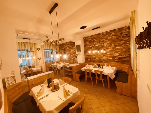 Im „Gasthaus Backhendlstation“ ist neben Wirtshaus Klassikern wie das Backhendl auch der Schweinsbraten aus der Pfanne sehr beliebt.