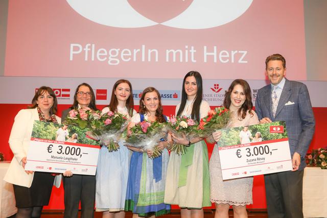 Am Bild v.l. Wiener Städtische Vorstandsdirektorin Doris Wendler, die „Pflegerinnen mit Herz“ aus Salzburg Manuela Langthaler, Johanna, Bernadette und Bernadette Gabriela Teufl, Zuzana Révay und WKÖ-Präsident Harald Mahrer.