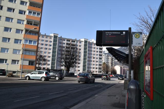 Bei der Haltestelle St. Primin/Volkshaus queren zahlreiche Volksschulkinder die Straße. Einen Zebrastreifen gibt es aber nur an der vielbefahrenen Kreuzung Radetzkystraße/Langstraße.