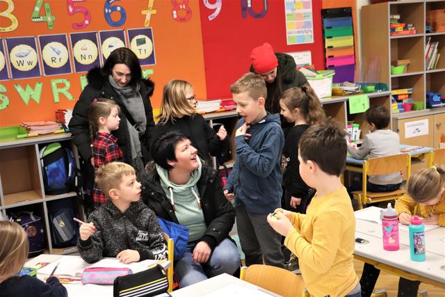 Auch den Buchstabentag der ersten Klasse durften Eltern und künftige Schulanfänger live miterleben. | Foto: Edith Ertl