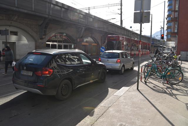 Ausstieg auf die Straße: Die Haltestelle Bruneckerstraße/BFI ist auch deshalb gefährlich, weil die Ampelschaltung für die Autos – diese sollte rot sein, wenn die Fahrgäste ein- und aussteigen – nicht regelrecht funktioniert.
