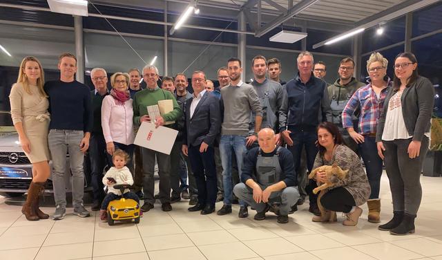 Raimund Aigner (6. v.li) wurde nach über 46 Jahren in den Ruhestand verabschiedet. Mit im Bild sind die Unternehmerfamilie Neubauer junior und senior, WKS-Bezirksstellenleiter Dr. Franz Lüftenegger und die Belegschaft des Autohauses Neubauer.