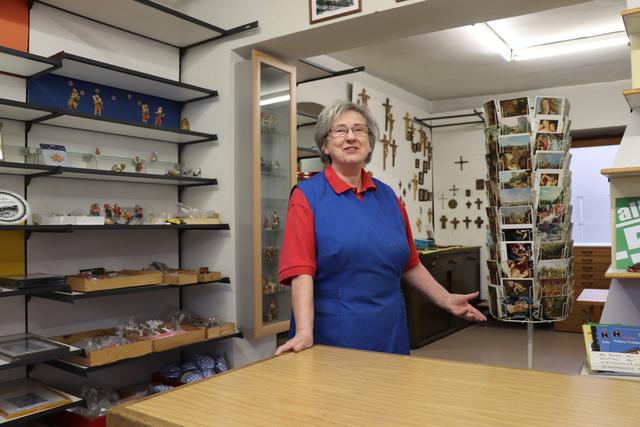 Brigitte Weber ist seit 1964 im Traditionsbetrieb in der Hinterstadt für Glaswaren, Bilder und Rahmen aktiv.  | Foto: Jürgen Pouget