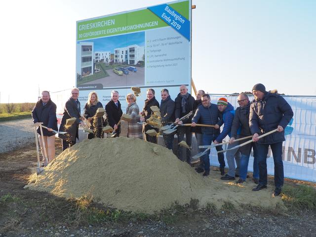 Baustelle eröffnet: Die Vertreter der OÖ Wohnbau, Stadtgemeinde Grieskirchen und Raiffeisenbank Region Grieskirchen beim Spatenstich. | Foto: Constance Haslberger/BezirksRundschau