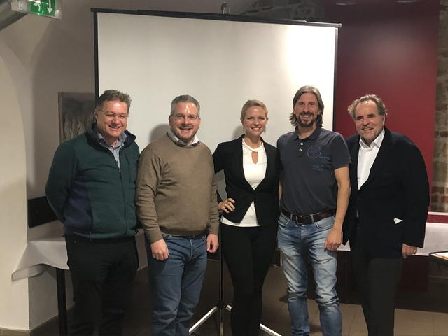 Der neue, alte Vorstand: Michael P. Walter, Martin Heuberger, Peter Sittler und Karl Atzler (vr) mit WK-Obfrau Iris Einwaller.