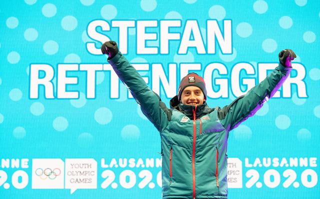 Der Jubel über die Goldemedaille war bei Stefan Rettenegger riesig: Der Pfarrwerfener gewann den Einzelbewerb der nordischen Kombination und den Teambewerb im gemischten Skispringen.  | Foto: OIS