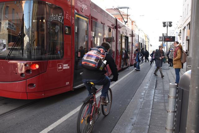 Auch die Haltestellen entlang der Museumstraße bergen Gefahrenpotential: Der Radweg ist zwar unterbrochen, trotzdem kommt es zwischen den aus- und einsteigenden Fahrgästen und den RadfahrerInnen oft zum Konflikt.