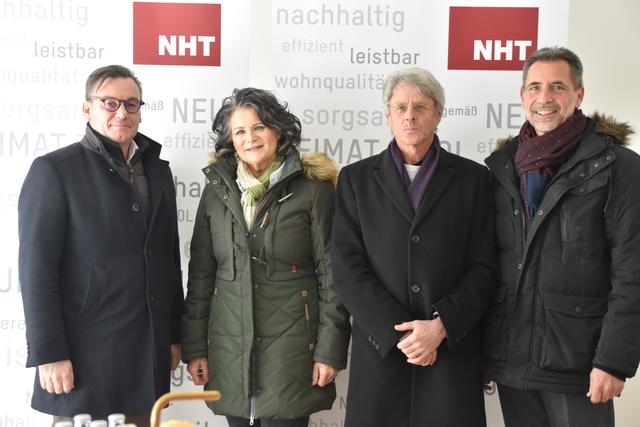 NHT-Geschäftsführer Markus Pollo (li.), Bürgermeisterin Hedi Wechner, Architekt Raimund Rainer und Engelbert Spiß (NHT-Geschäftsbereichsleitung Geschäftsbereich Bau) (v.l.) freuen sich. | Foto: Barbara Fluckinger