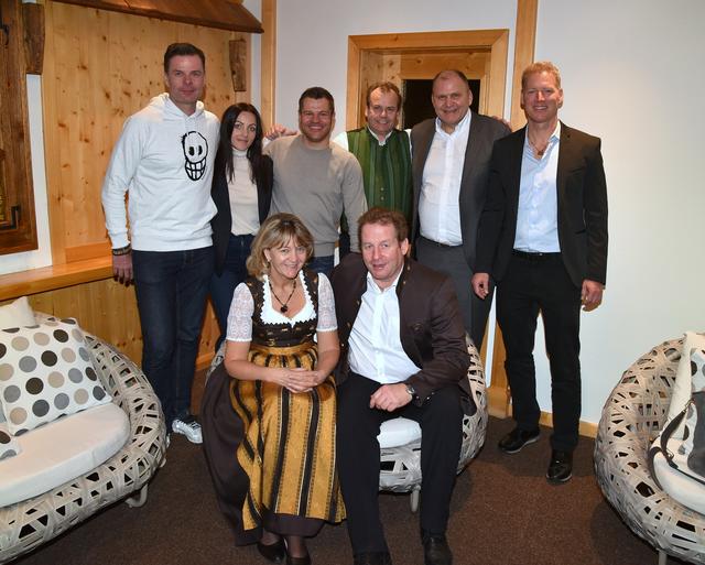Initiatoren-Team: (hinten stehend v.l.n.r) Hans-Peter Eder (Padre Azul), Andrea Aschenbrenner und Mario Eichelhardt (Alm Resort Nassfeld), Bernd Rausch und Herbert Waldner (Riedergarten Immobilien), Patrick Knapp-Schwarzenegger, (vorne sitzend v.l.n.r.) Anneliese und Martin Waldner (Hotel Gartnerkofel)