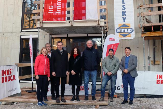 Bei der Firstfeier in der Kranewitterstraße (v.l.): Stadträtin Elisabeth Mayr, Gemeinderat Gerhard Fritz, Bürgermeister Georg Willi, Eva Brenner und Wolfgang Kritzinger („brenner+kritzinger architekten“), Martin Kratzer („Swietelsky“) und IIG-GF Franz Danler