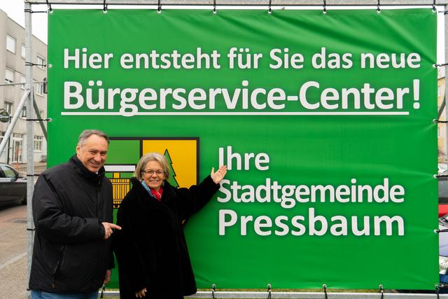 Landesrätin Petra Bohuslav und Bürgermeister Josef Schmidl-Haberleitner besuchen die Baustelle des Bürgerservice-Centers. | Foto: ÖVP Pressbaum