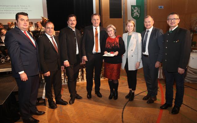 Vertreter der Gemeinde rund um Bürgermeister Reinhold Ebner (4.v.l.) mit Ehrengästen und Ehrenringträgerin Hertha Mayer (4.v.r.).  | Foto: Marcel Pail