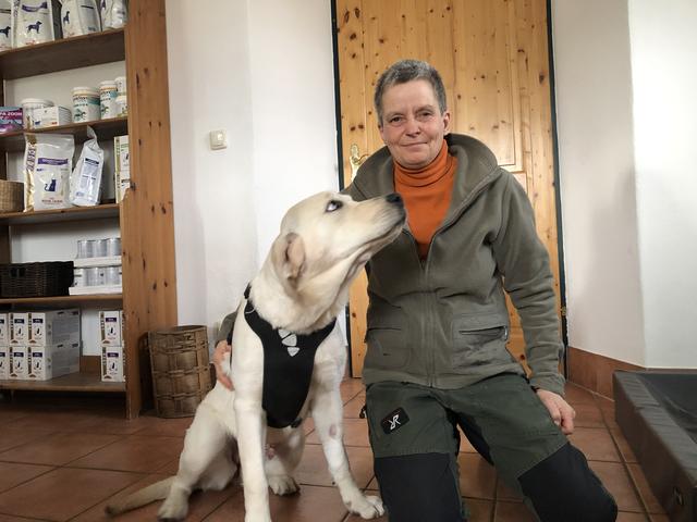 Elisabeth Färbinger mit der angehenden Partner-Hündin "Nala" im Seminarraum in Weitwörth.  | Foto: sm
