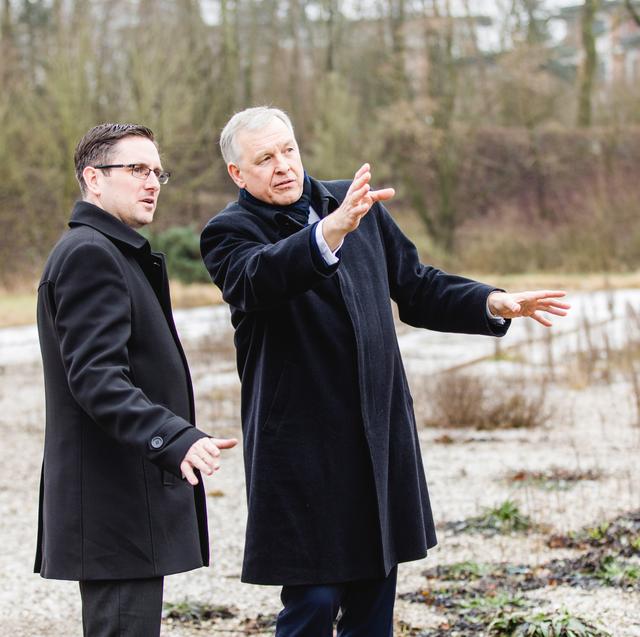 Landesrat Martin Eichtinger (ÖVP) mit Manuel Scherscher (ÖVP) beim Besichtigungstermin in Mauer, wo heuer der Spatenstich zum Wohn- und Gesundheitszentrum erfolgen wird.  | Foto: Doris Schwarz-König