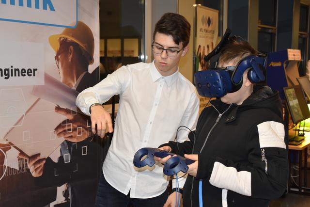 Mit der HoloLens durchs virtuelle Haus ging es bei der HTL Pinkafeld.