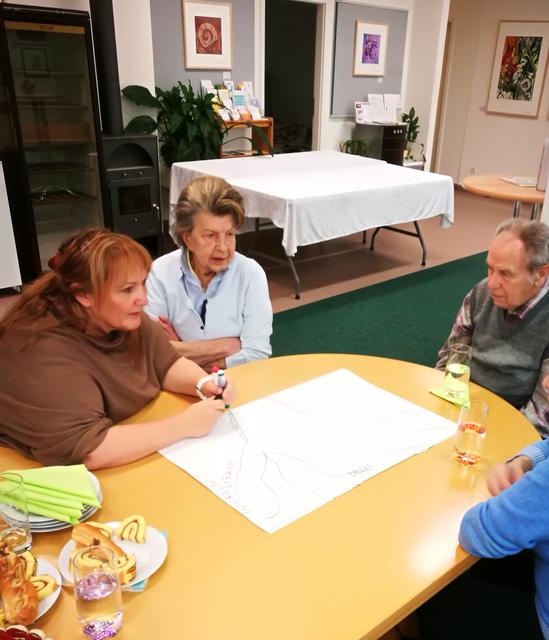 Im Erzählcafé erinnerten sich die Teilnehmer an prägende Erlebnisse in ihrem Leben, sprachen über Wünsche und Träume.  | Foto: Höbenreich-Mitteregger