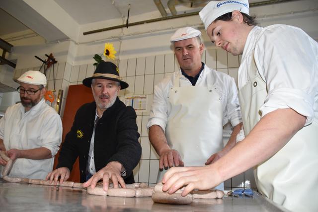 Manfred Tabelander ("Metzger", 2.v.r.) und Hannes Staudacher ("Trommler", 3.v.r.) beim Wursten.