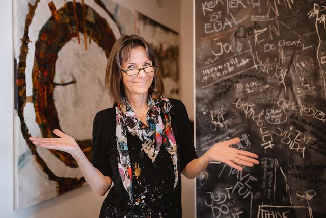 Selbst Toilettentüren werden unter Judith Freweins Pinselstrichen zur Kunst. | Foto: Eva Frewein