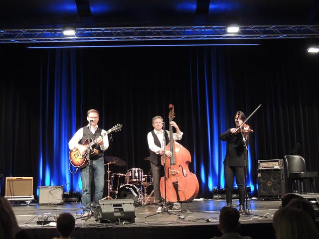 Ein Abend der Nächstenliebe: Das "Trio Chardonney" begeisterte unter anderem mit einem etwas anderen Weihnachtslied.  | Foto: WOCHE