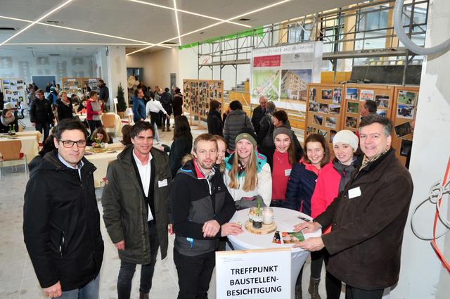 Dir. Ronald Zecha (re.) und sein Team begrüßten viele Besucher, darunter auch Bauernbunddirektor Peter Raggl (li.).