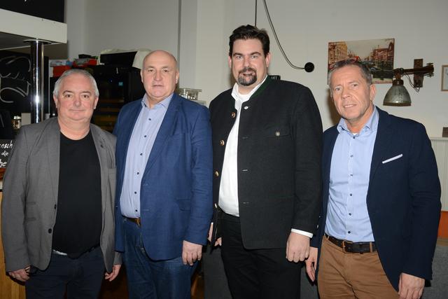 Die linke Reichshälfte von Purkersdorf traf sich nach der Wahl im Restaurant Linko's. Bei Würstel mit Saft verdauten die Roten den Verlust von acht Mandaten.