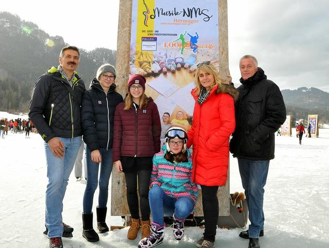 Gelungene Präsentation der Schulfahne der Musik-NMS Hermagor: Direktor Norbert Leitner, Klassenvorständin Sigrid Kuglitsch, Polizeit-Inspektor Baltasar Mitterer sowie beteiligte Schülerinnen