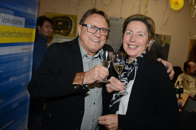 Landesfotograf Raimund Boltz umarmte NR-Abg. Michaela Steinacker.