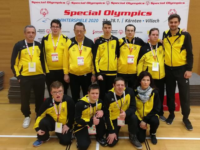 Floorballer vom Team Dornau
Reihe hinten von rechts nach links: Trainer Sebastian Koller, Bernd Pratscher, Mario Dukic, Christian Liszt, Karl-Heinz Csar, Emanuel Horvath und Trainer Alfred Wallner
Reihe vorne von rechts nach links: Assistentin Kerstin Jung, Mario Fleck, Michael Wallner und Marcel Golacz