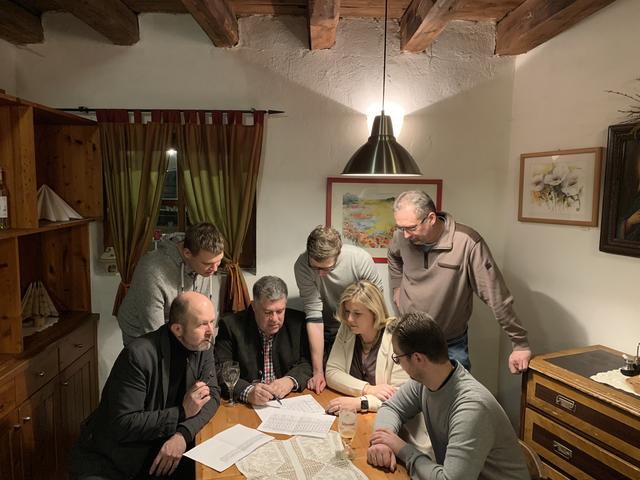 VP Böheimkirchen mit Spitzenkandidat Martin Horacek (Mi.) bei der Wahl-Nachbesprechung Sonntag Abend.