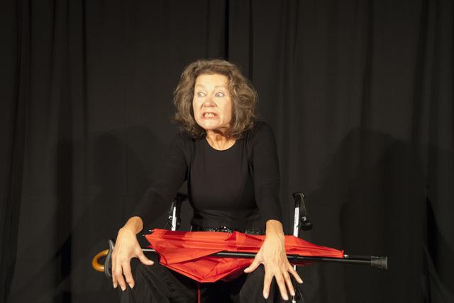 Gabriele Köhlmeier in ihrem neuesten, hoch gelobten Programm "Datum abgelaufen - Ware in Ordnung", das zwei Mal im Bezirk zu sehen sein wird.