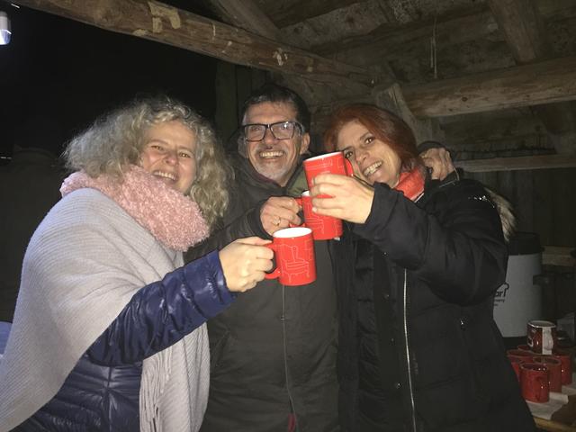 Gute Laune mit köstlichem Punsch: Alex Rieder, Gottfried Erger und Susi Elbl | Foto: Eva Gabriel