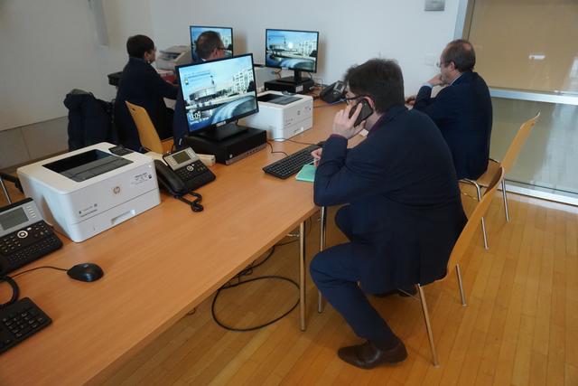 Im Pressezentrum der Landeswahlbehörde laufen bereits die ersten Ergebnisse zusammen.