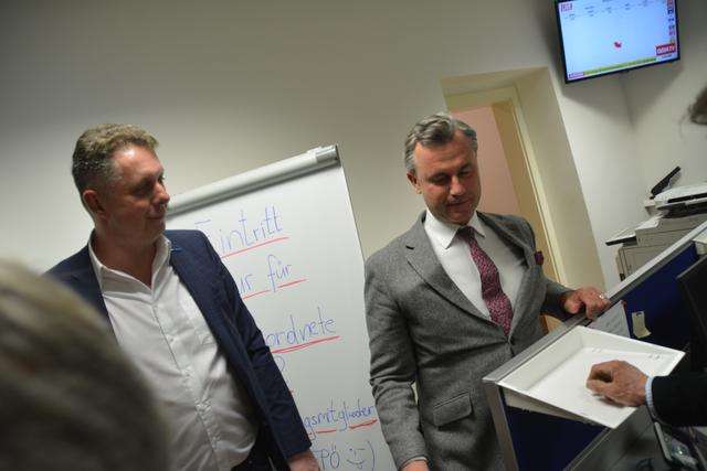FPÖ-Parteichef Norbert Hofer verfolgte das Wahlergebnis im Landhaus