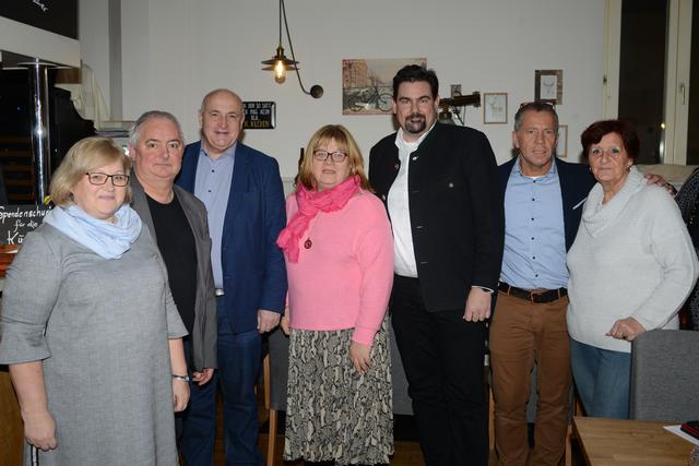 Die linke Reichshälfte von Purkersdorf traf sich nach der Wahl im Restaurant Linko's. Bei Würstel mit Saft verdauten die Roten den Verlust von acht Mandaten.