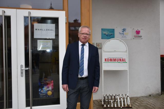 Reinhard Knobloch, Bürgermeister von Bad Fischau-Brunn, vor dem Wahllokal.