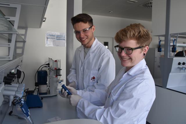 Die Doktoranten Konstantin und Sandra sind vom neuen Forschungslabor begeistert. | Foto: Foto: Stephanie Kapferer