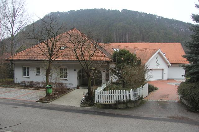 Die Liegenschaft des Arztes wird zur Gänze von der gemeinde angekauft, wenn ein Nachfolger alle Kriterien erfüllt.