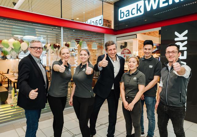 Christian Hoffmann (Head of Sales Austria, l.) und Geschäftsführer Marcus Gamauf (M.) kamen zur Eröffnung der neuen BackWerk-Filiale in Villach. | Foto: BackWerk