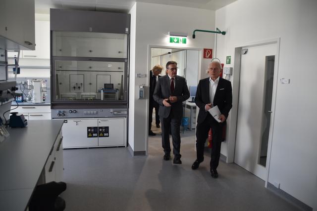 LH Günther Platter besichtigte die neuen Laboreinrichtungen im Institut in Innsbruck. | Foto: Foto: Stephanie Kapferer