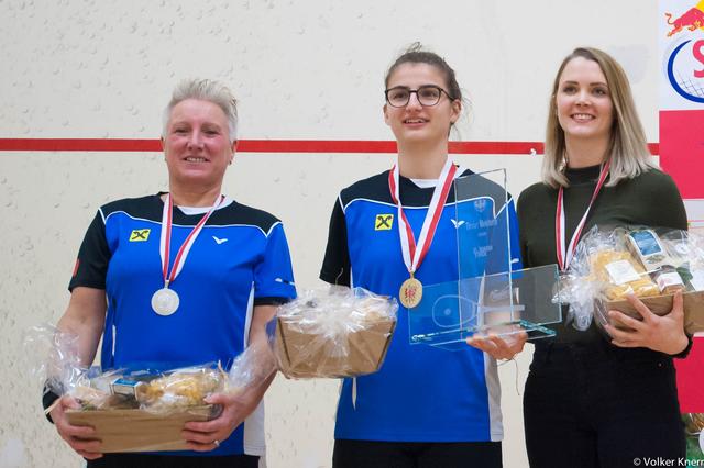 Konny Höllein (1.v.l.) erzielte den 2. Platz bei der Tiroler Meisterschaft in der allgemeinen Damenklasse. Mit im Bild: Katarina Glavic (1. Platz)  und Franziska Grießer (3. Platz). | Foto: Volker Knerr