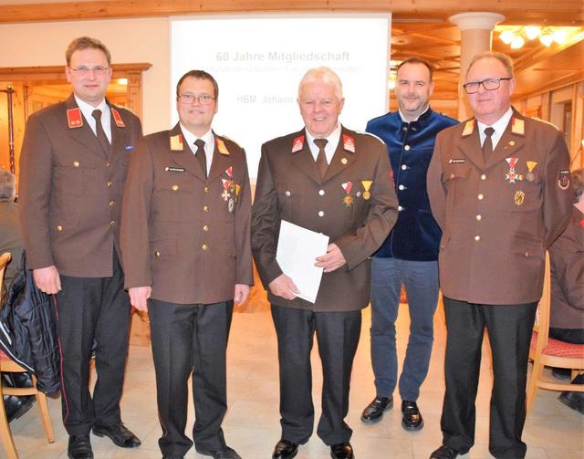 Ehrung Johann Eder für 60 aktive Jahre: Kdt.-Stv. Mathias Payr, Kdt. Hannes Harasser, Bgm. Walter Astner, Bezirks-Kdt. Karl Meusburger (v. li.).