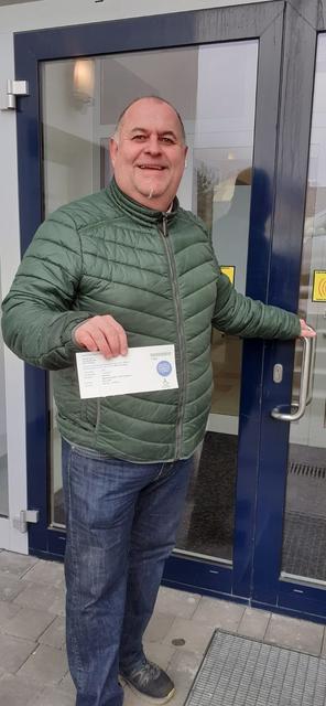 Da lachte er noch: SPÖ-Vize Erich Santner beim Wahlgang.