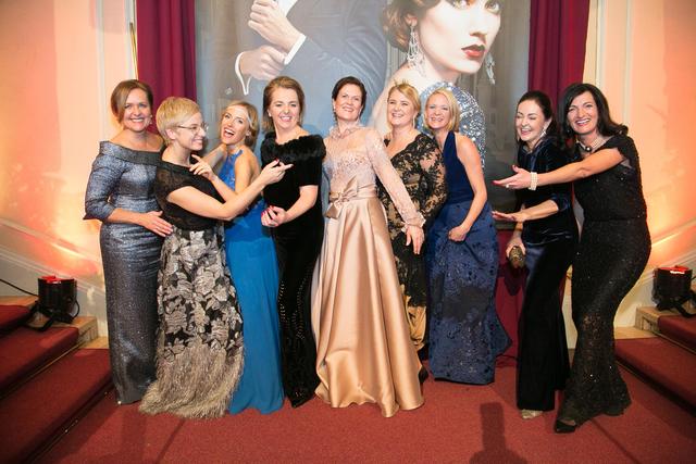 Modedesignerin und Landesvorsitzende von Frau in der Wirtschaft Margit Angerlehner (ganz rechts) stattete diese Damen mit eleganten Roben aus. | Foto: Cityfoto.at