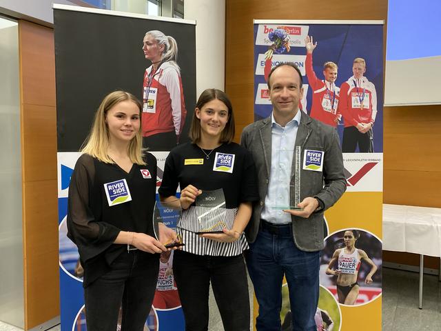 ULC Riverside-Obmann Klaus Ondrich jubelt zusammen mit Lena Millonig (links) und Leonie Springer über Siege im NÖLV Cup, Future Cup und Robinsoncup.