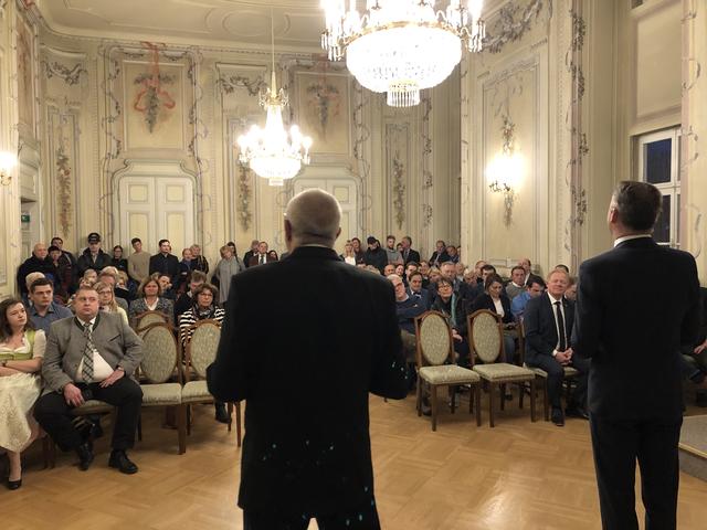 Vizebgm. Gerhard Sevcik und Bgm. Christoph Prinz bei der Verkündigung des Wahlergebnisse vor zahlreichem Publikum im Rathaus
