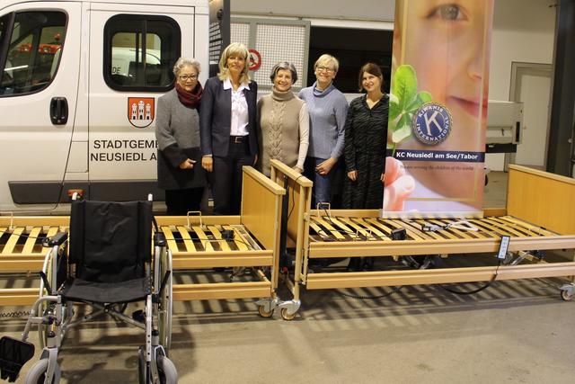 Die Bürgermeisterin bedankte sich bei den Kiwanis und den Familien, die die Pflegebehelfe spendeten.