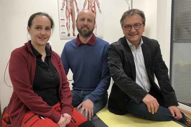 Über die Umsetzung des Zentrums freuen sich die Mediziner Sabrina Gries und Jakob Dorner sowie Bürgermeister Anton Vukan (r.).  | Foto: WOCHE