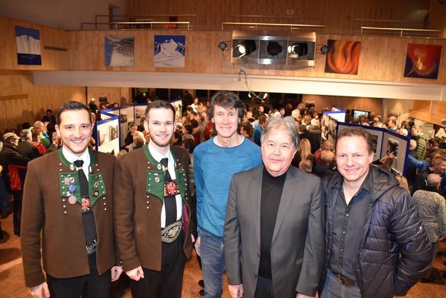 Die Gemeinderäte Manfred Witsch (l.) und Fabian Muigg 2.v.l.), die Kaufleute Hubert Steixner (Mitte) und Gerhard Oberacher (r.) mit Chronist Florian Huter (2.v.r.)
